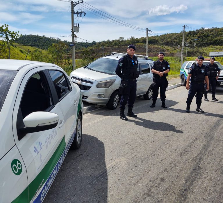 Guarda Municipal de Japeri recupera carro abandonado no bairro Santa Inês