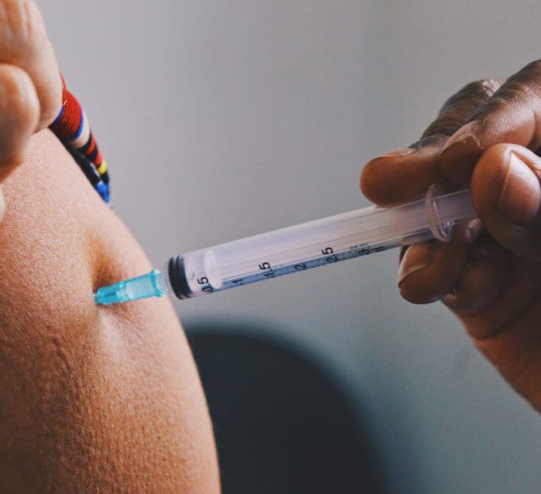 Pessoas com 25 anos ou mais poderão se vacinar contra a Covid-19 em Japeri a partir de segunda (19)