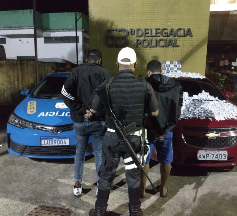 Dois jovens são presos por tráfico de drogas em Japeri