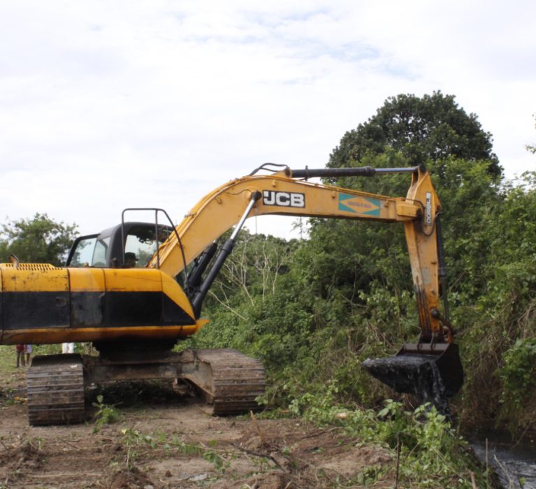Prefeitura de Japeri realiza desassoreamento do Canal Tambaú