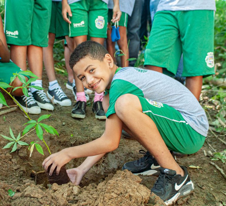 Alunos de Japeri plantam mudas de árvores às margens do Rio São Pedro
