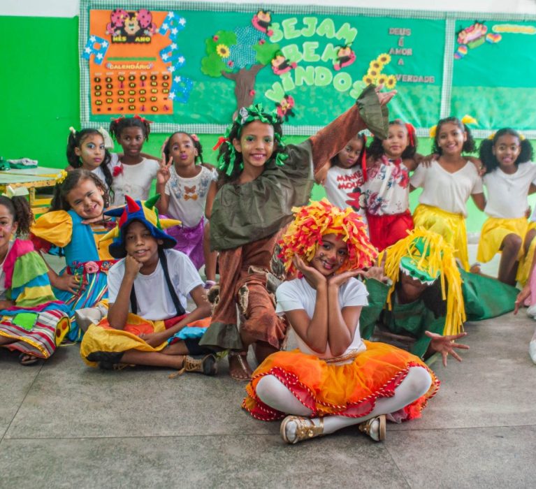 Chá Literário incentiva a leitura de livros aos alunos do CIEP 401