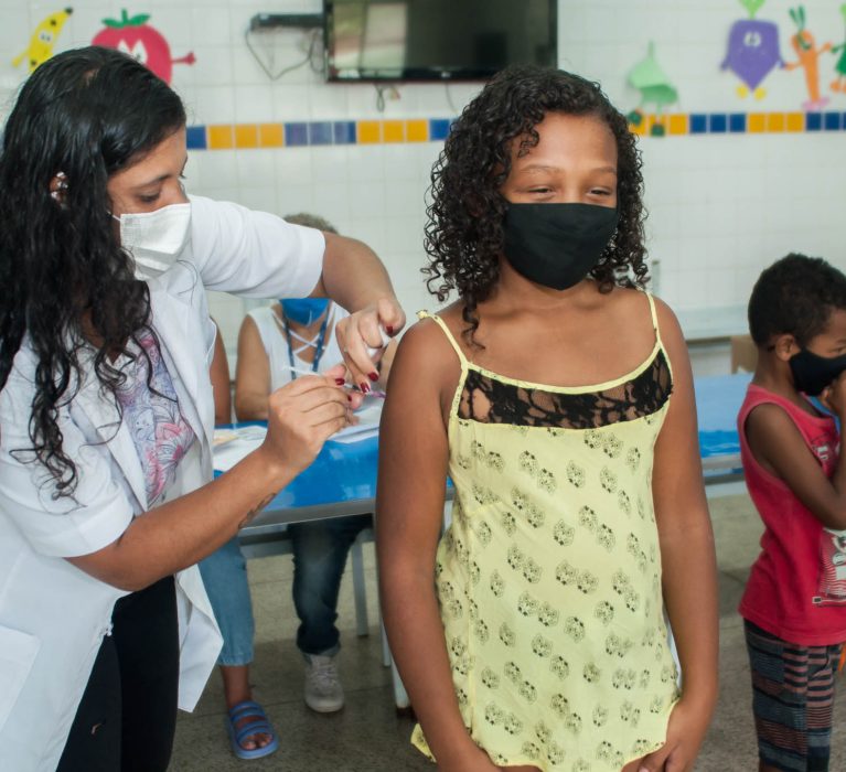 Saúde realiza vacinação infantil contra a covid-19, gripe e sarampo nas escolas municipais