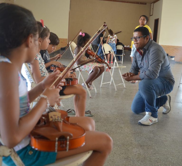 Aula inaugural de violino e violoncelo será nesta quarta-feira (4)