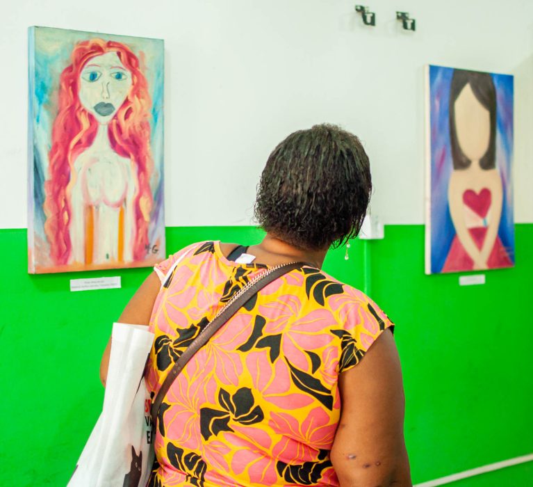 Artista de Japeri expõe obras que retratam violência contra as mulheres