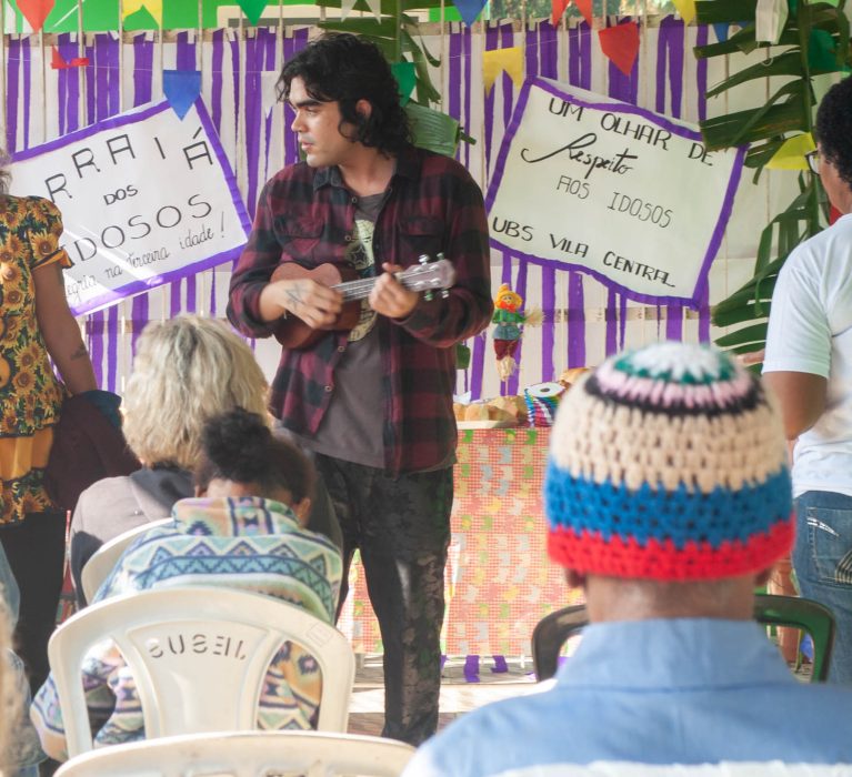 Idosos participam de arraiá na unidade de saúde de Vila Central, em Japeri