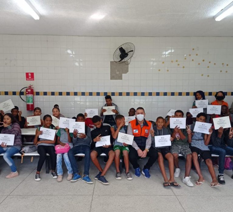Cinquenta e um estudantes recebem certificados do projeto Defesa Civil nas Escolas 