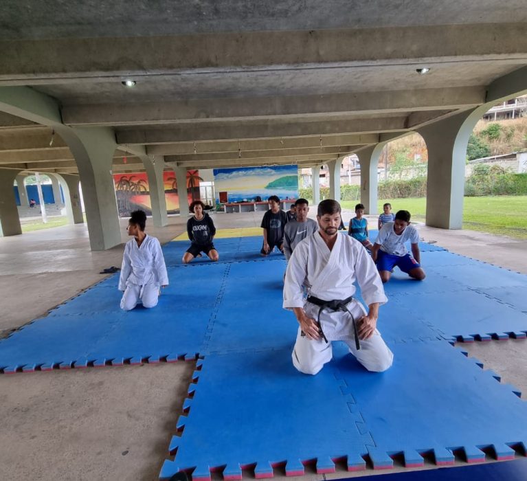 Programa Esporte e Movimento oferece aulas de karatê no CIEP 207