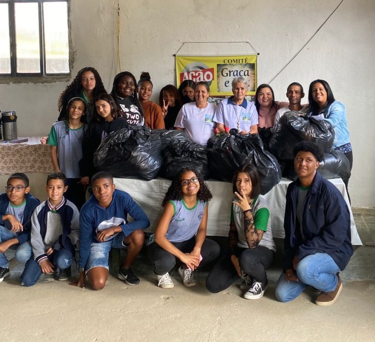CIEP 401, em Japeri, arrecada agasalhos em Arraiá&nbsp;Solidário