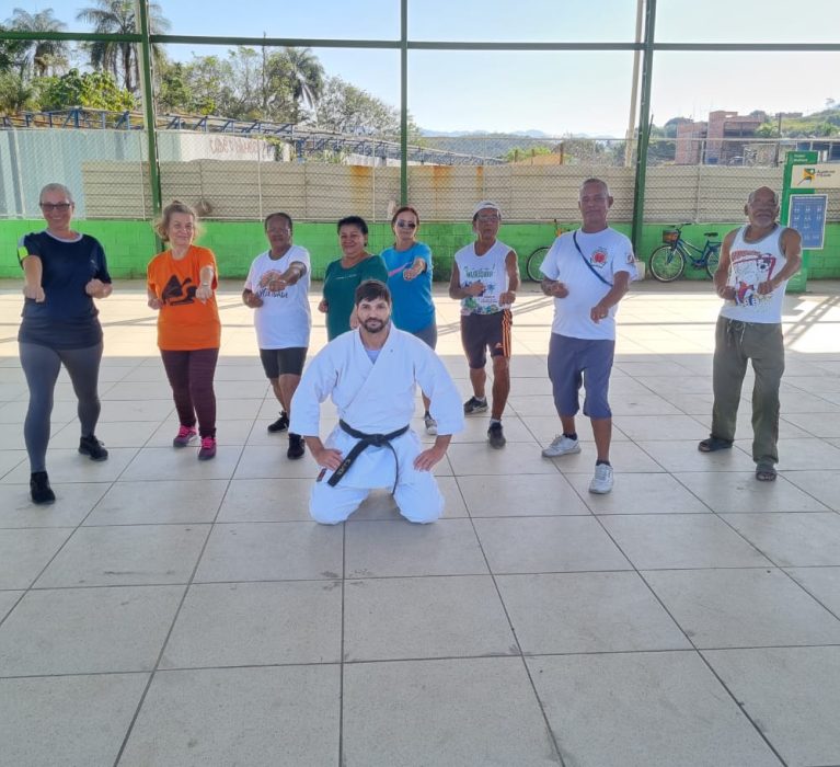 Luta contra o sedentarismo: Idosos fazem aula de Karatê na Academia da Saúde