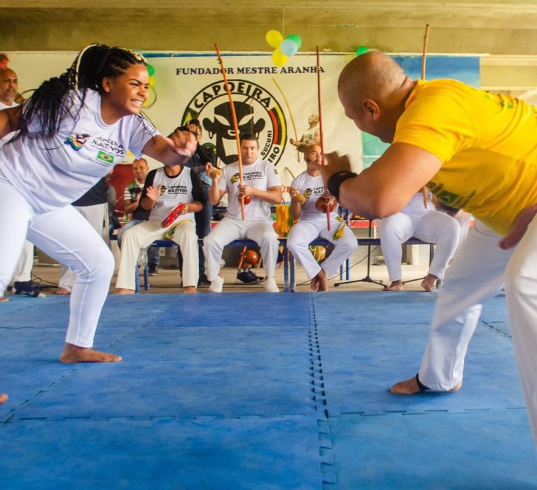 Programa Esporte e Movimento promove aulas de capoeira no Ciep 207