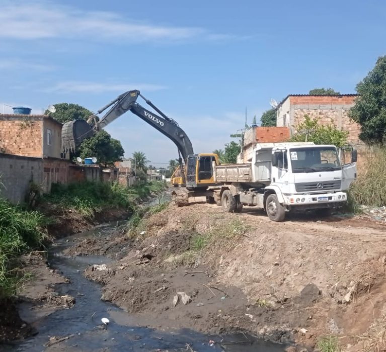 Prefeitura realiza limpeza do Canal Tambaú, no bairro Mucajá