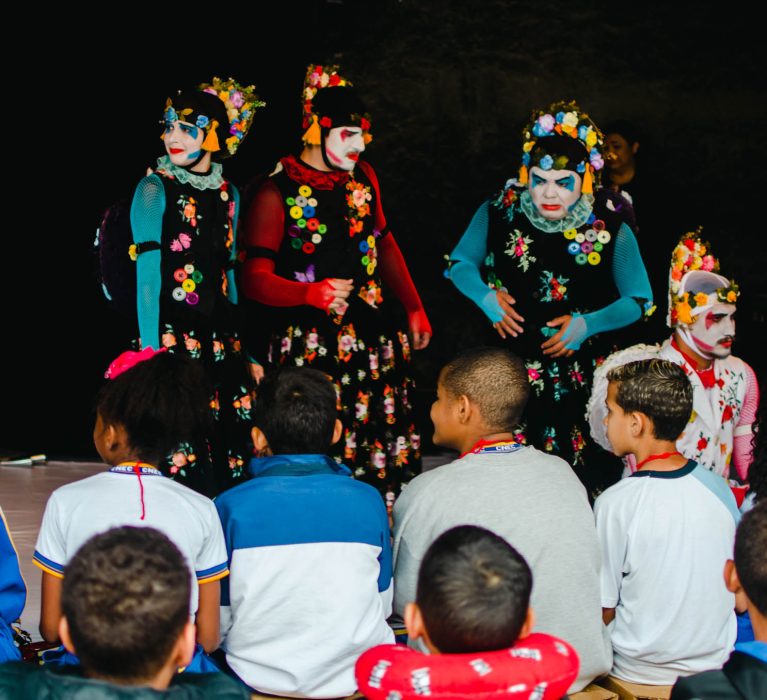 Projeto ‘Circulação – O Patinho Feio’ leva espetáculo gratuito para crianças da rede de ensino de Japeri