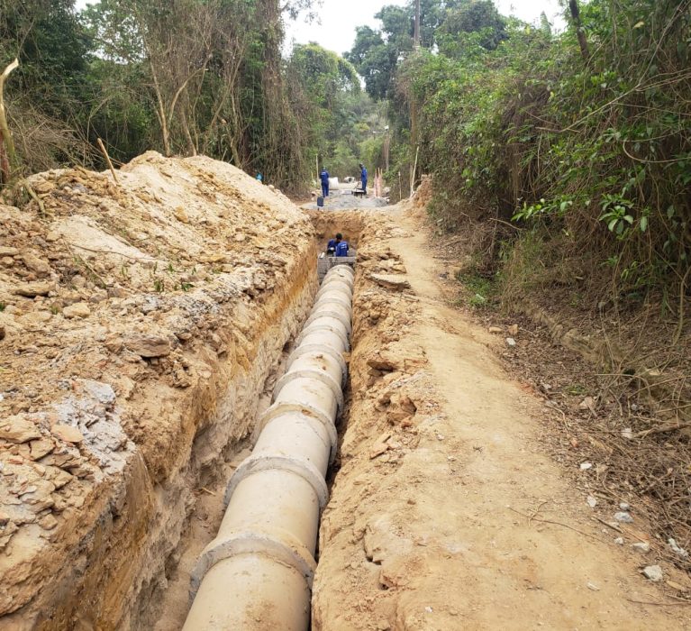 Prefeitura faz drenagem nas ruas do bairro Santa Amélia 