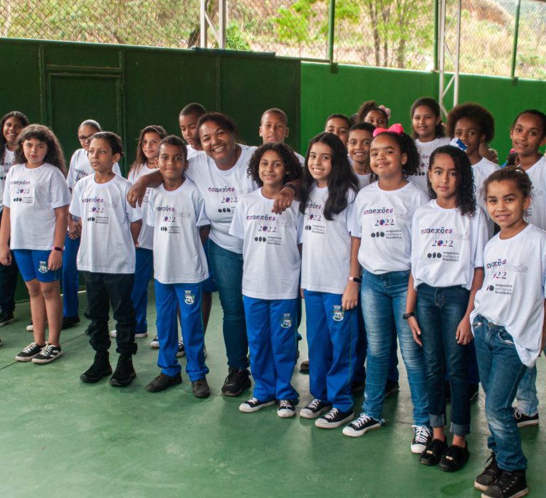 Alunos da Escola Municipal Frei Maurício Viann emocionam durante apresentação de canto coral
