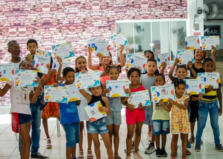 Crianças de Japeri lançam livros pelo projeto ‘SuperAutor’ 