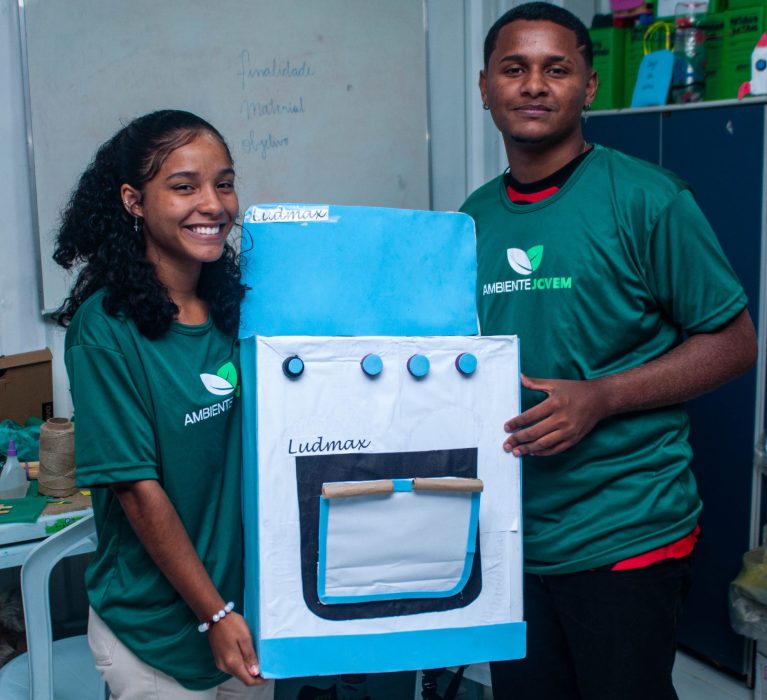 Alunos transformam recicláveis em brinquedos em Japeri