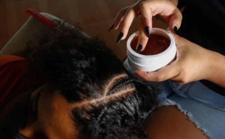 Secretaria Municipal de Saúde informa: Oito pomadas para cabelos com trança estão proibidas de serem vendidas