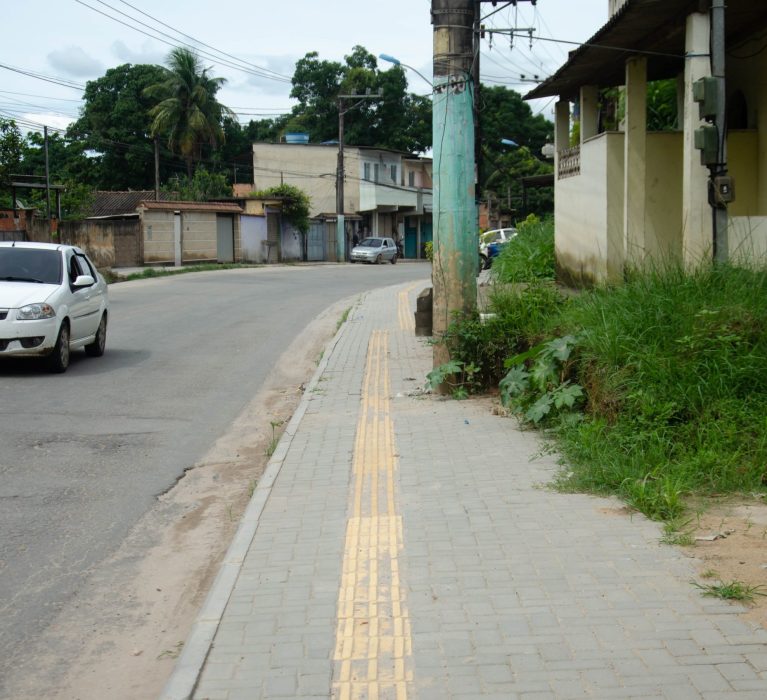 Prefeitura  revitaliza calçadas na Avenida Tancredo Neves