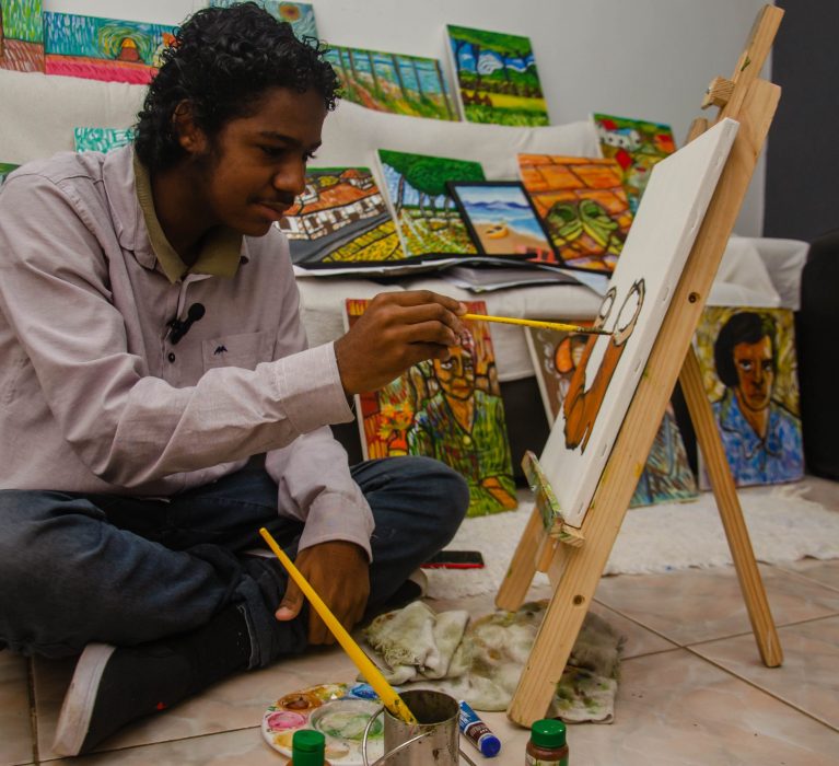 Artista plástico, jovem autista celebra sua primeira exposição individual em Japeri