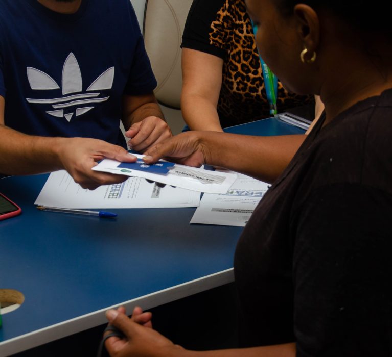 Beneficiários do Supera Rio precisam comparecer no polo do Cadastro Único para retirarem seus cartões