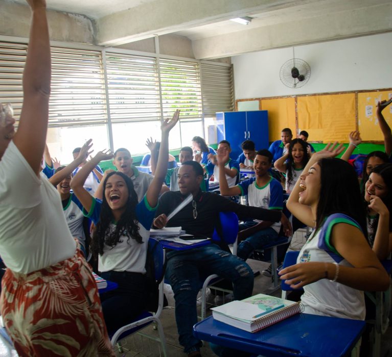 Secretária de educação de Japeri visita escola em dia de volta às aulas