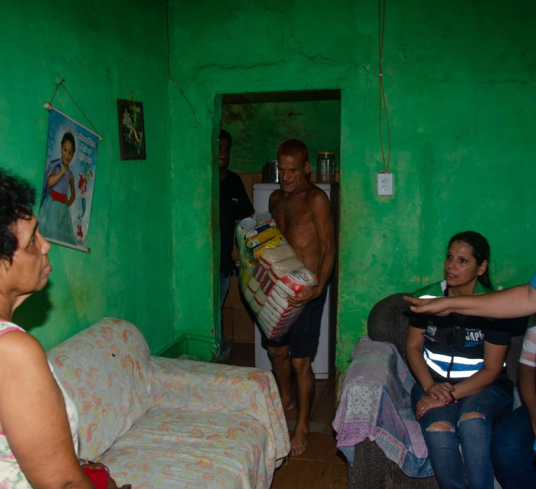 Prefeitura faz entrega de cestas básicas e de kits de higiene às famílias da Favelinha