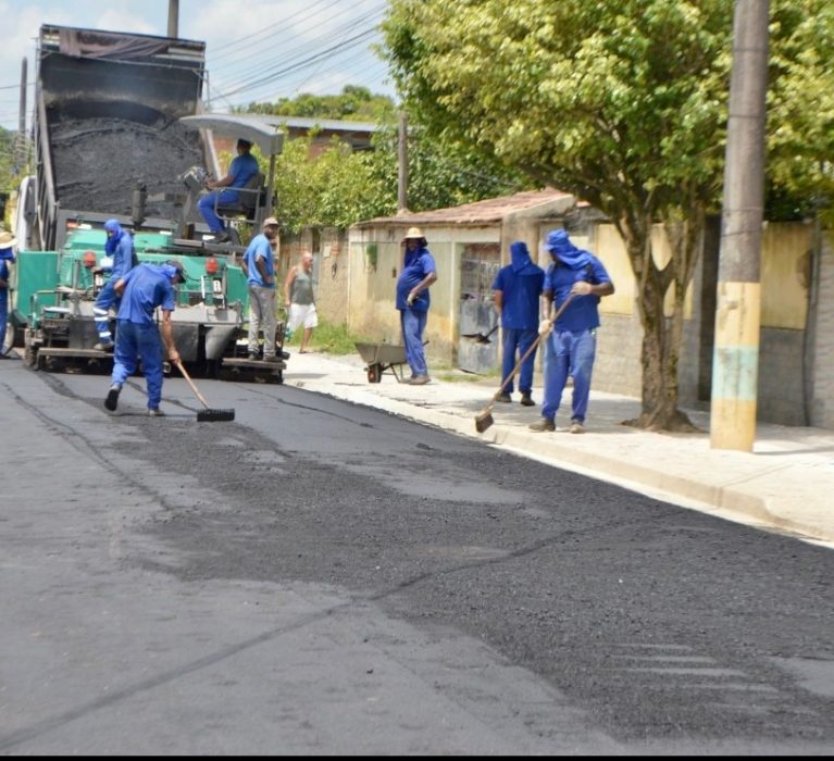 Prefeita Dra Fernanda Ontiveros vistoria obras  no bairro São Sebastião