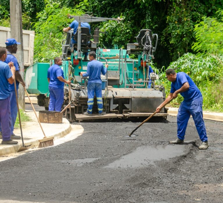 Asfalto chega na porta dos moradores de mais duas ruas no bairro São Sebastião