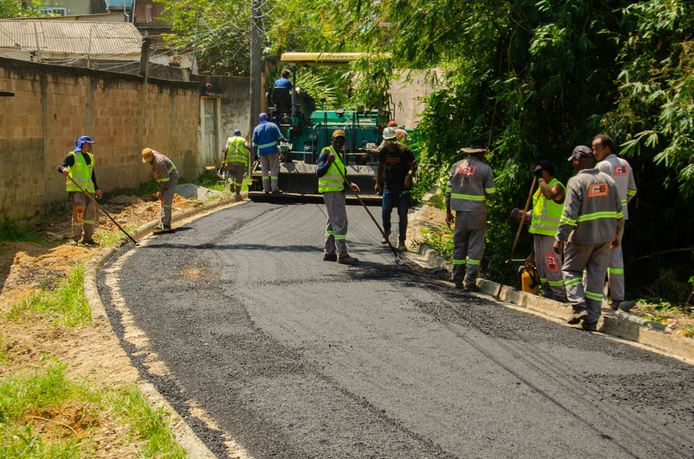 Adeus lama: asfalto cai no bairro São Jorge, em Japeri 