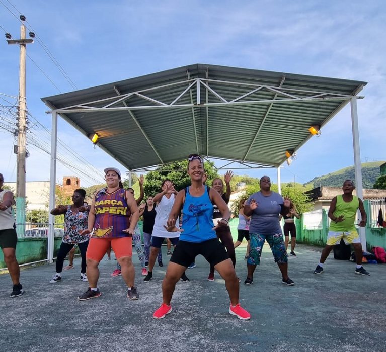 Em Japeri, “Viver com Saúde”, une acompanhamento de saúde, Zumba e treino funcional