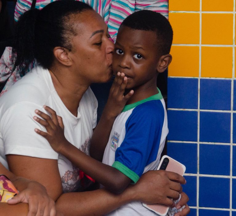 “O dia de quem cuida de mim” foi marcado com muita emoção entre mães, avós e pais nas escolas de Japeri