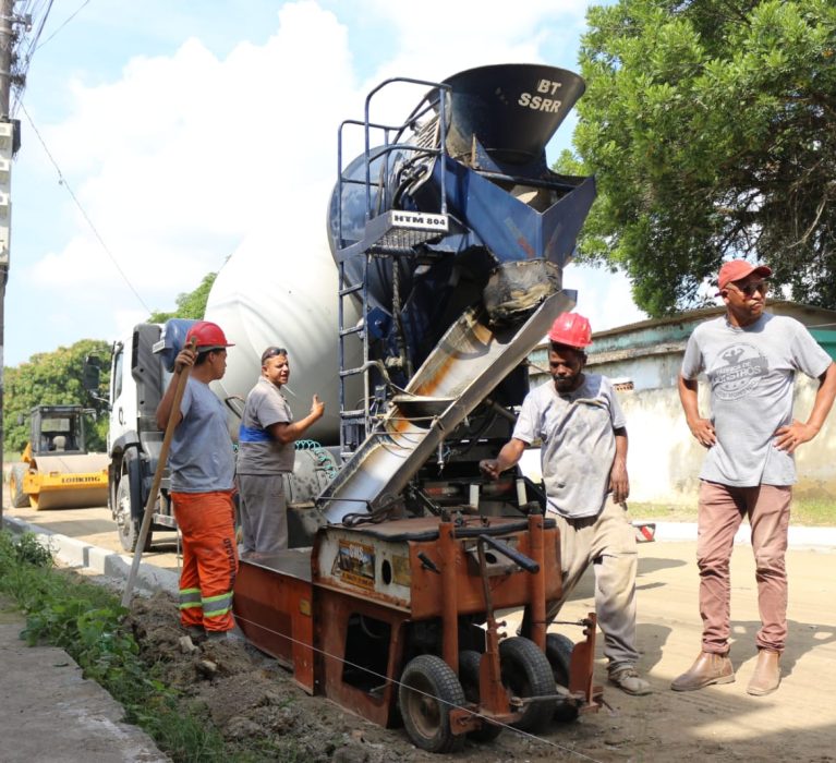 Prefeitura inicia construção de meio-fio no bairro Nova Belém