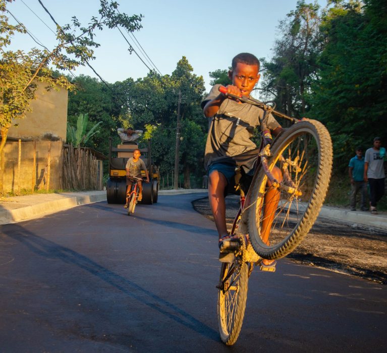 Asfalto chega ao bairro Laranjal , em Japeri: um sonho que virou realidade
