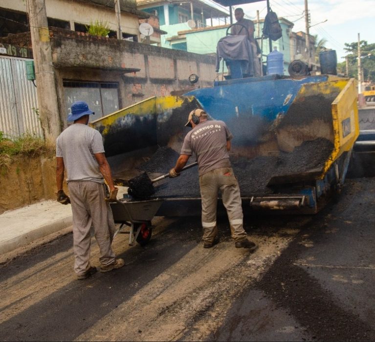 Chegada do asfalto é comemorada  por  moradores do Morro do Cemitério, em Japeri