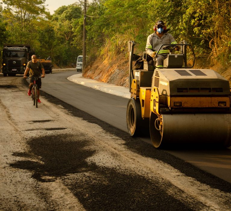 Prefeitura realiza asfaltamento em 1,2 km na Estrada Proença, no Laranjal, em Japeri