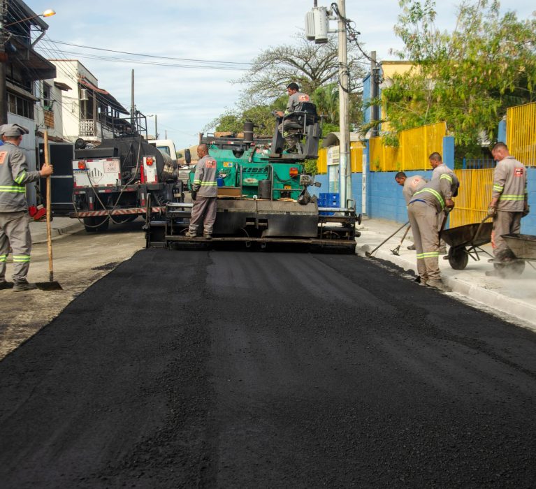 Transformação continua: asfalto chega a rua do bairro Nova Belém
