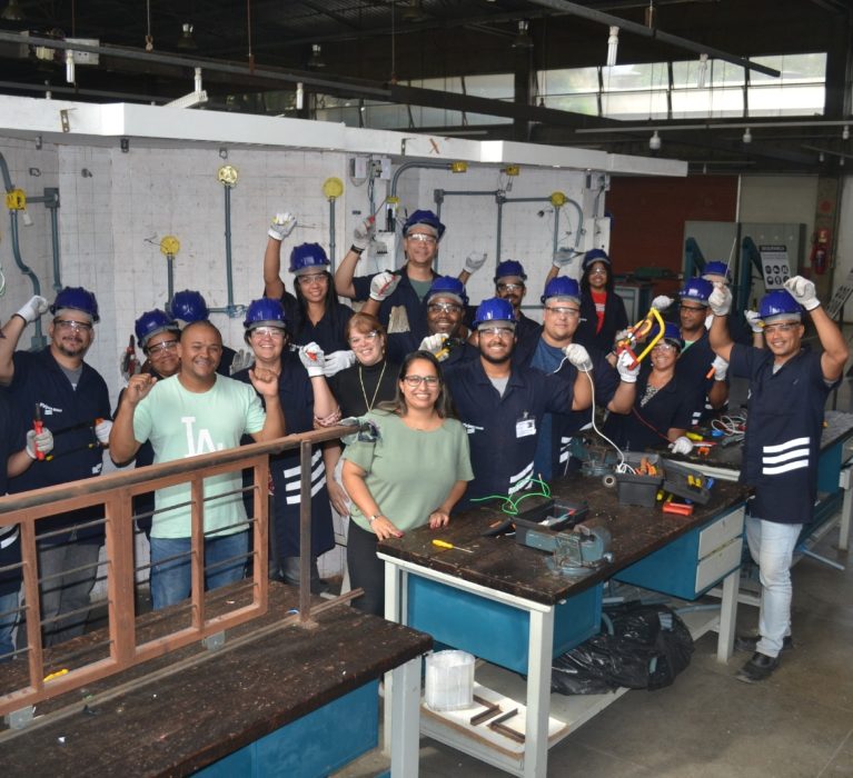 Alunos do curso de eletricista já veem as chances que se abrem após a formação