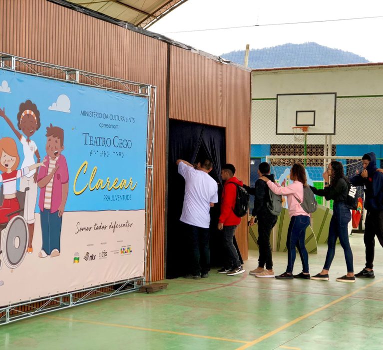 Teatro Cego encanta alunos de Japeri