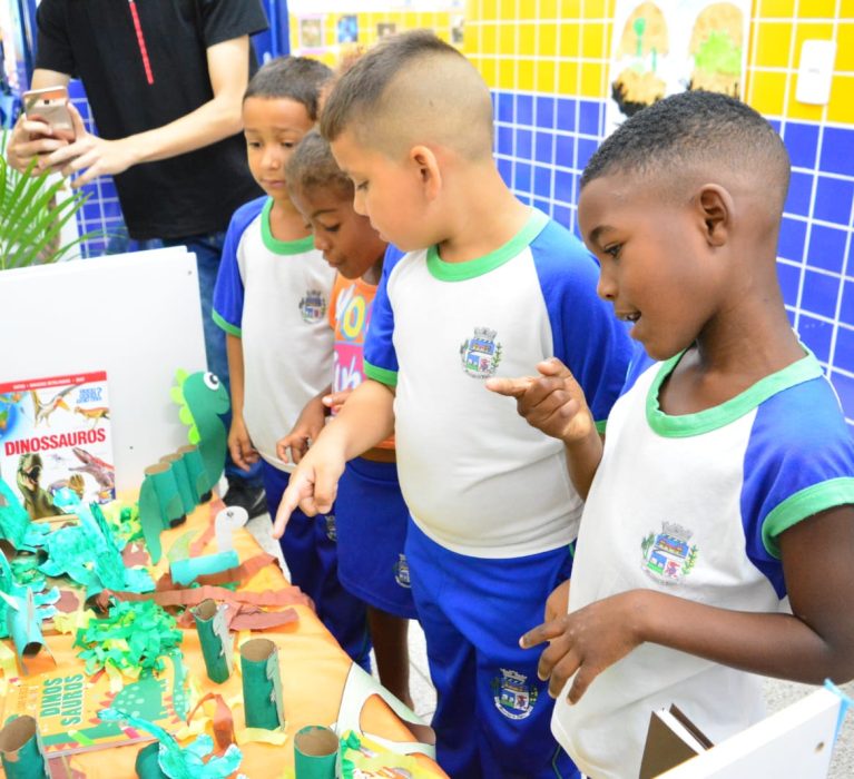 Exposição de Dinossauros agita creche pública de Japeri