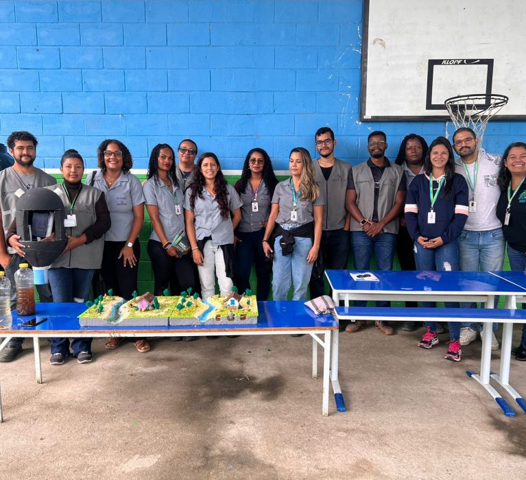 Alunos da Escola Municipal Teófilo Cunha recebem aula de educação ambiental