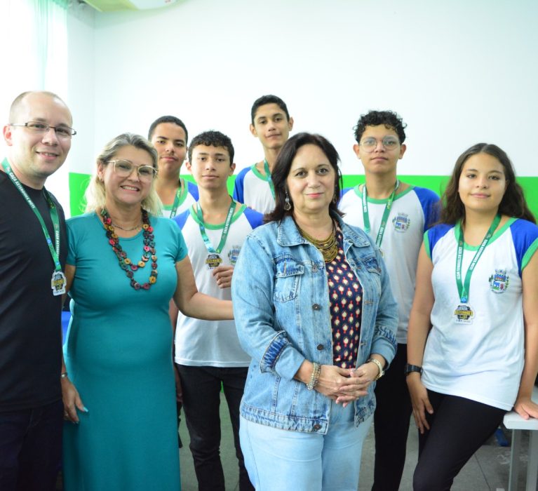 Estudantes de Japeri recebem medalha por participar do ‘Caça Asteroide’