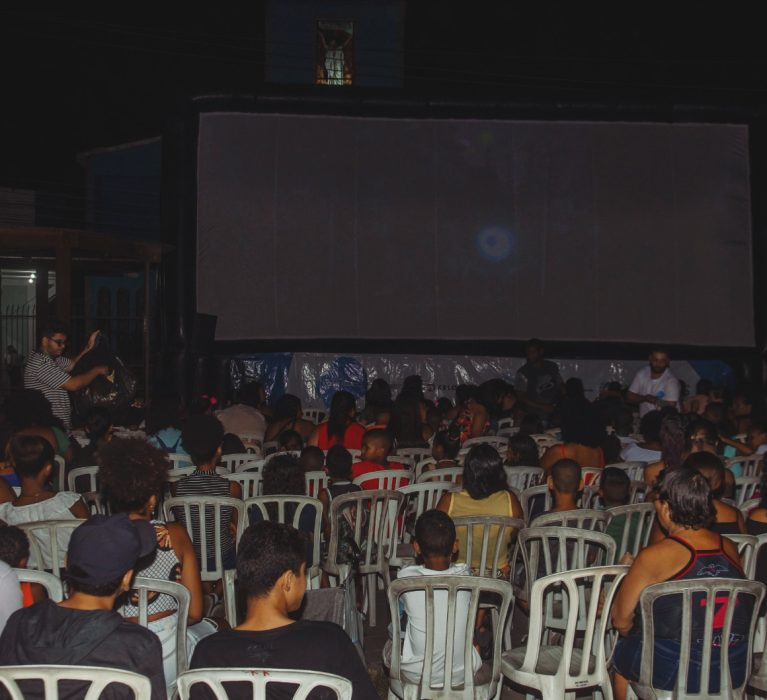 Moradores de Japeri assistem sessão gratuita de “O Gato de Botas 2”