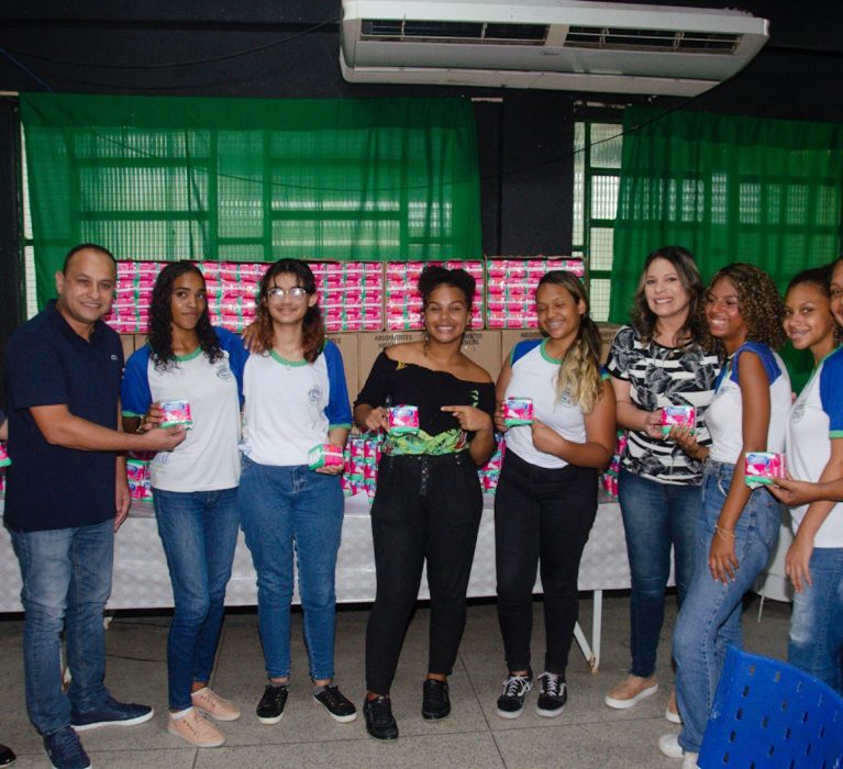 Japeri entrega mais de 32 mil pacotes de absorventes para alunas da rede municipal