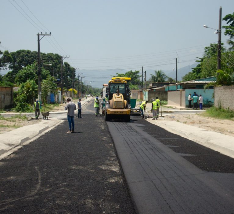 Avenida Barão da Taquara, no Aljezur é asfaltada pela Prefeitura de Japeri  após passar anos cortada ao meio  por um  valão