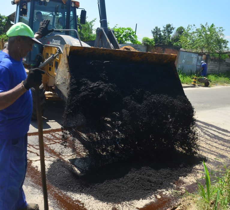 Operação ‘Tapa-Buraco’ é realizada pela Prefeitura nos bairros Vila Central e Mucajá