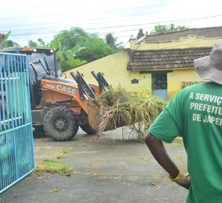 Mutirões de limpeza mobilizam equipes da prefeitura na Chacrinha, Lagoa do Sapo e Marajoara