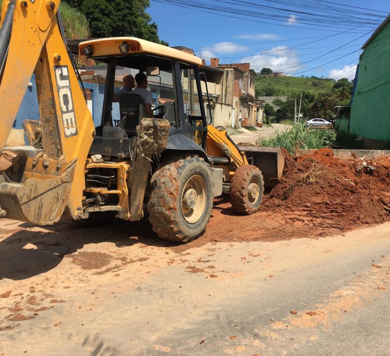 ‘Prefeitura em Ação’  retirou entulhos, móveis e outros detritos das ruas nesta segunda-feira, (11)