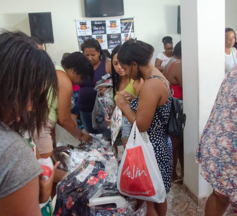 Prefeitura distribui roupas doadas pela Receita Federal , em Japeri