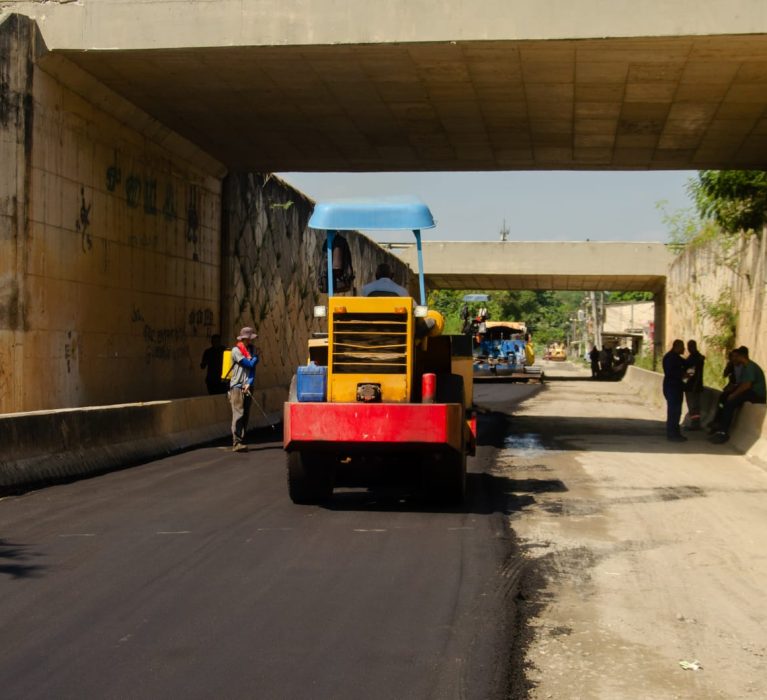 Mais uma rua do bairro Santa Amélia recebe pavimentação nesta segunda- feira (29)